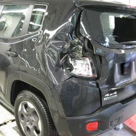 Jeep Detailansicht Unfallschaden am Rücklicht