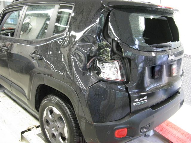 Jeep Detailansicht Unfallschaden am Rücklicht