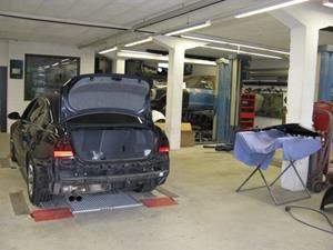 Auto mit offenem Kofferraum bei CARROSSERIE Zollikerberg AG